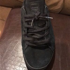 Suede black pumas